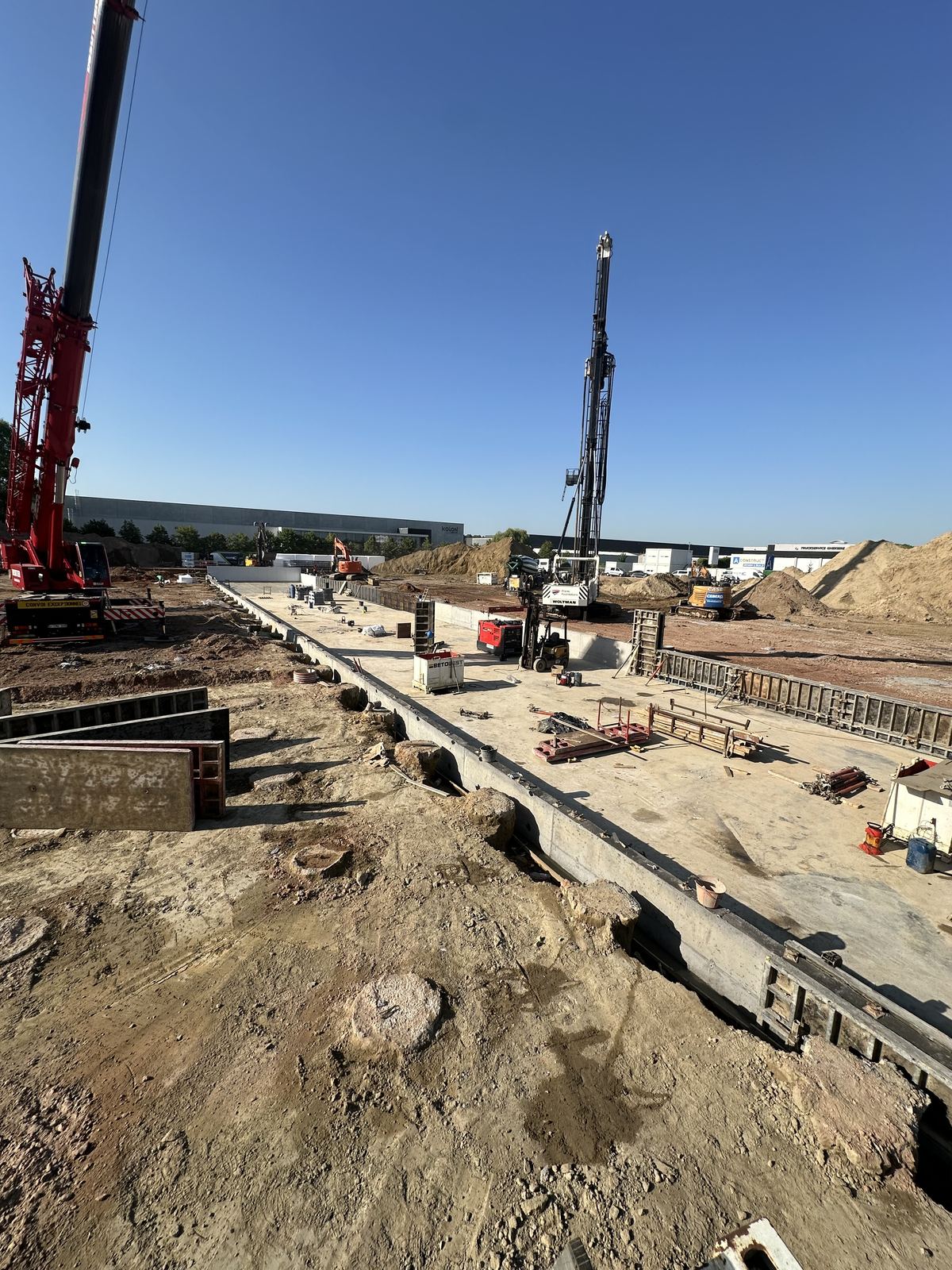 Industriële werf met kraan en betonplaat