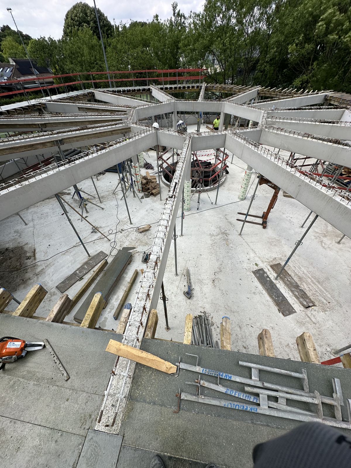 Betonnen balkenstructuur op de werf